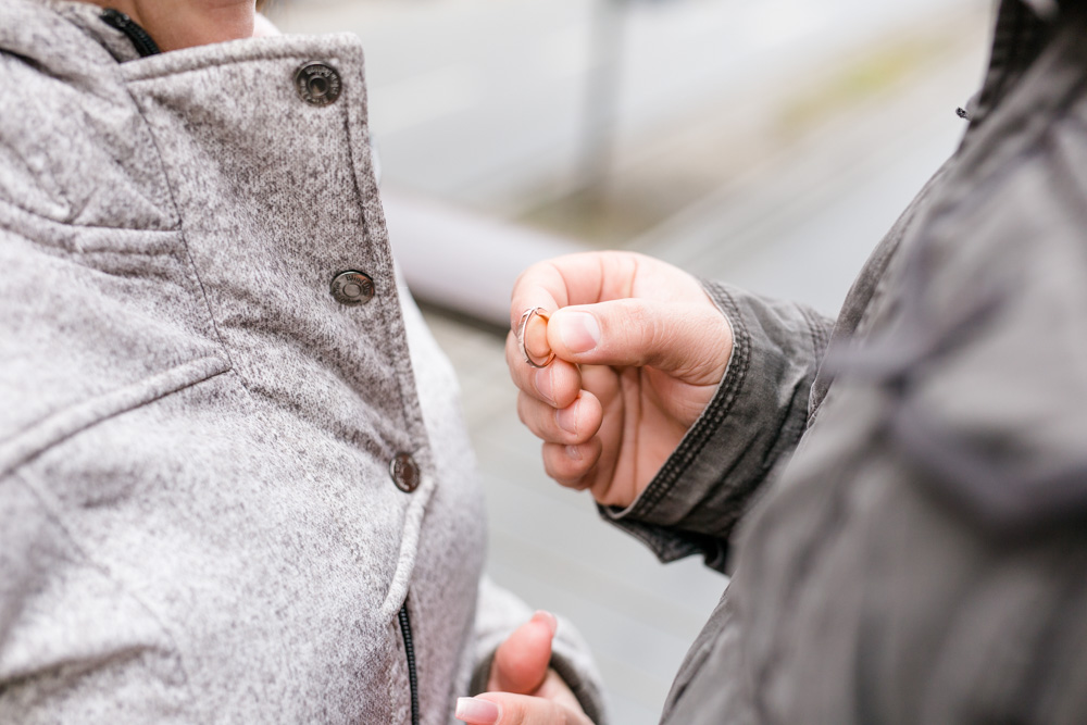 Paarshooting am Hamburger Hafen bei Regen mit Heiratsantrag